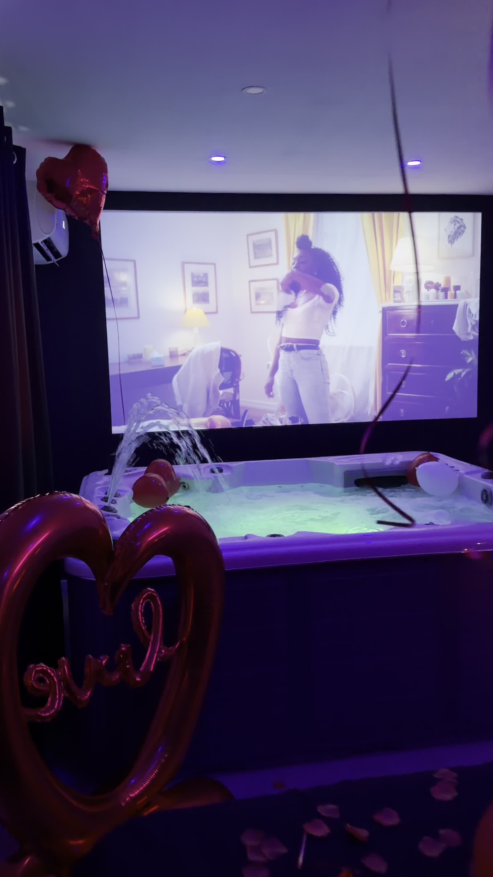 Vidéoprojecteur face au jacuzzi