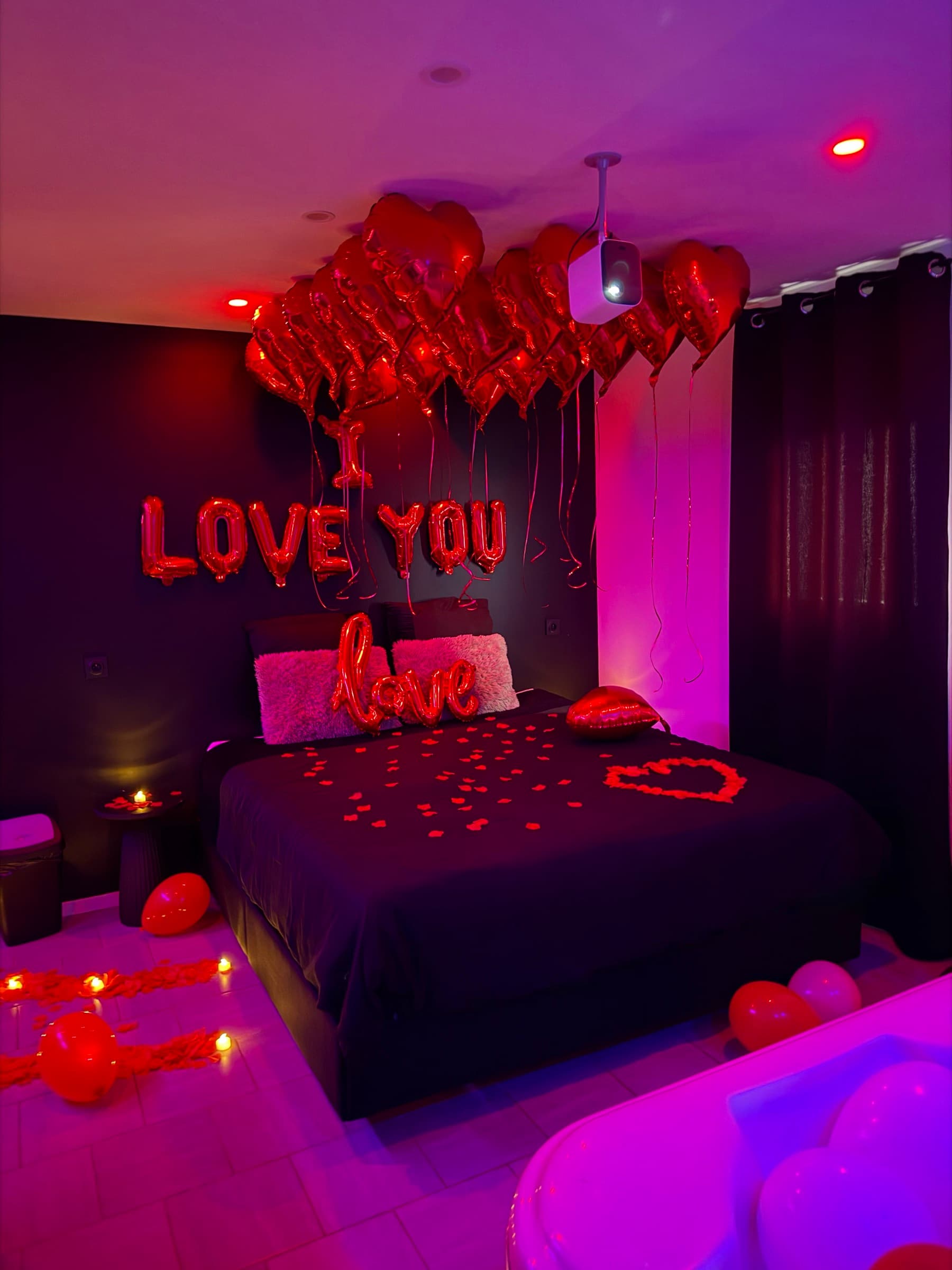 Décoration romantique, ballons et pétales