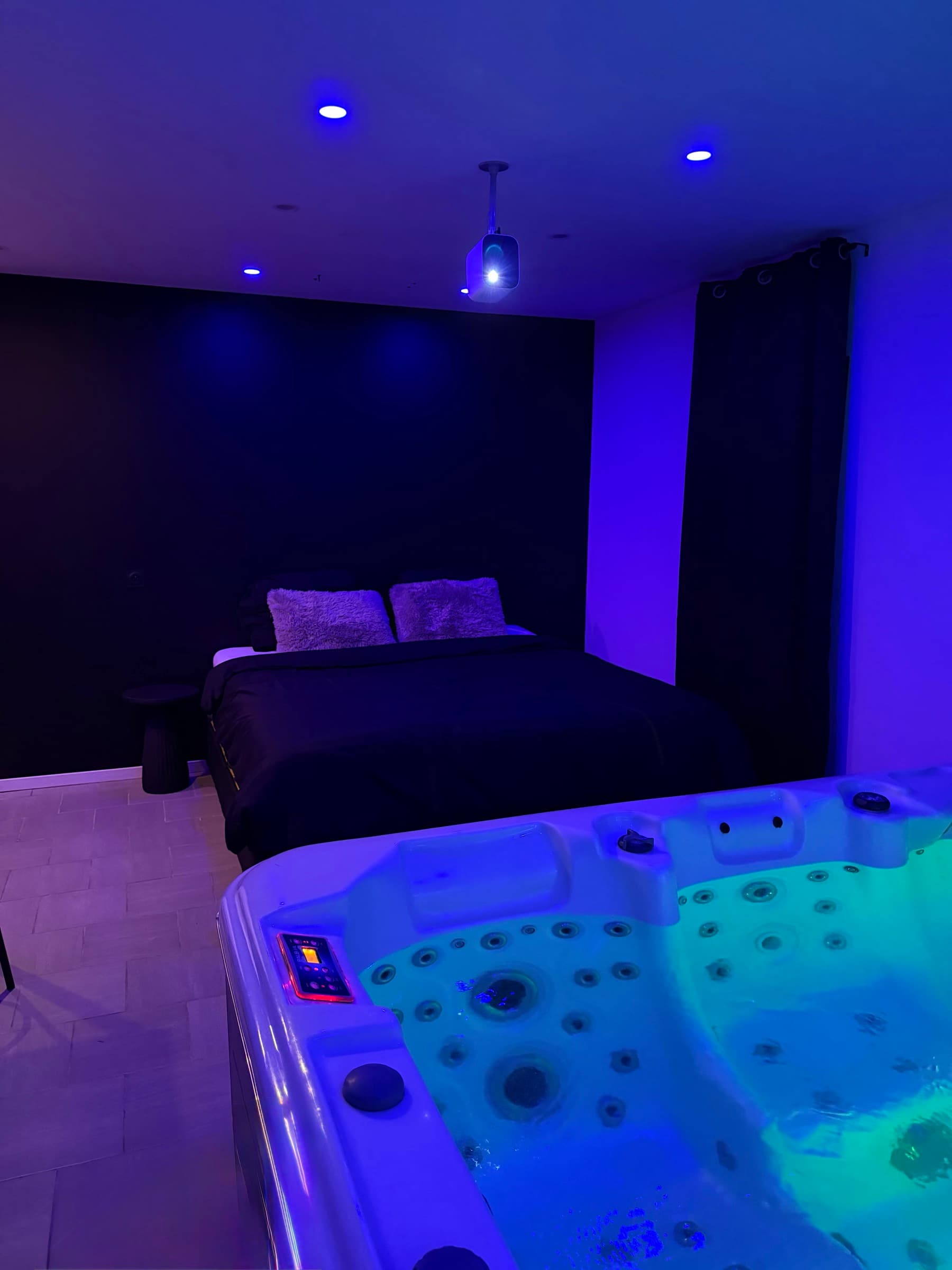 Lit et jacuzzi, suite privative